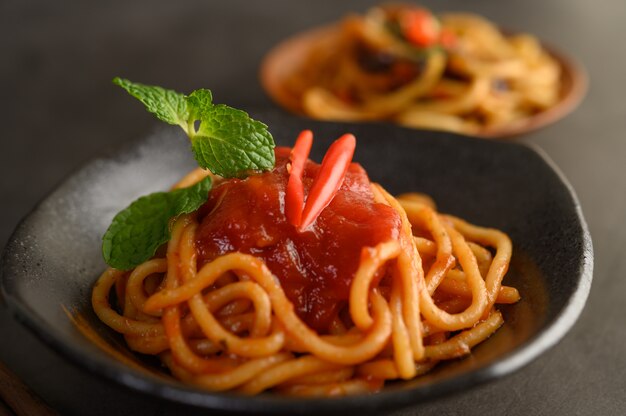 Espaguetis apetitosos pasta italiana con salsa de tomate