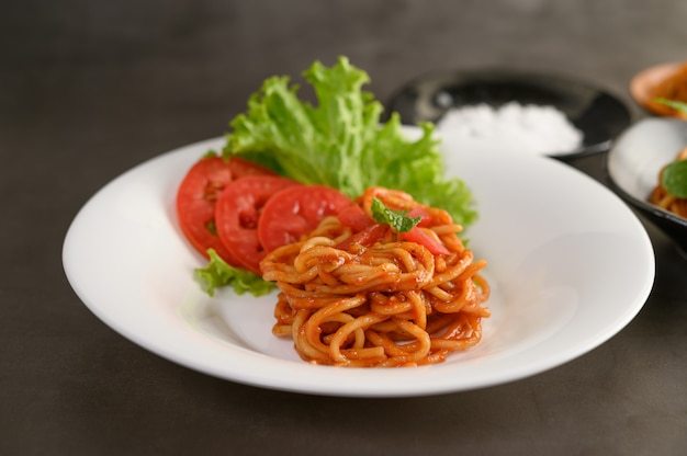 Espaguetis apetitosos pasta italiana con salsa de tomate