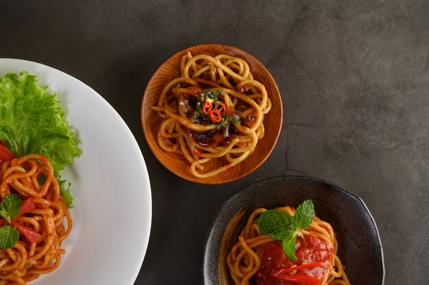 Espaguetis apetitosos pasta italiana con salsa de tomate