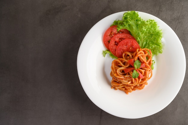 Espaguetis apetitosos pasta italiana con salsa de tomate