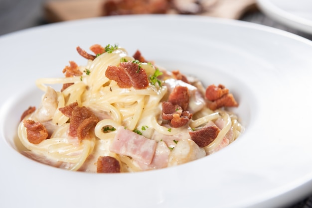 Foto gratuita espaguetis a la carbonara con tocino y perejil