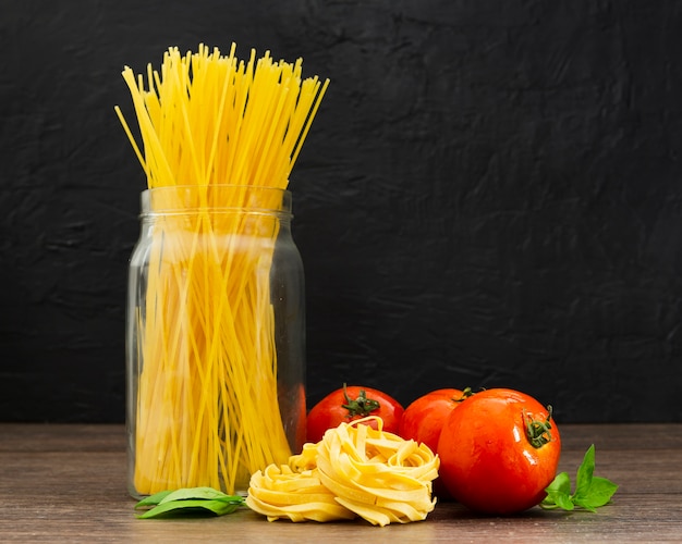 Espaguetis en frasco con tomates