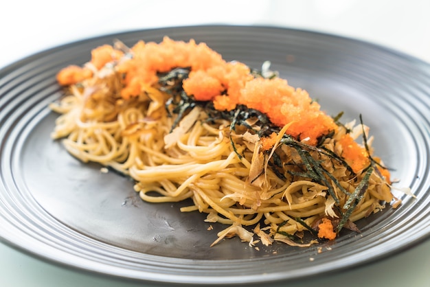 Espaguetis japonés salchicha con tobiko