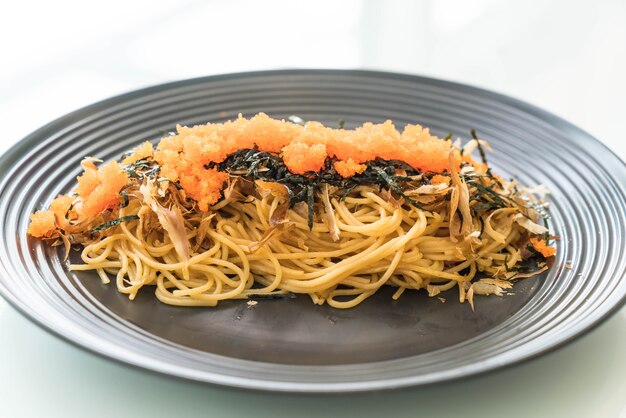 espaguetis japoneses salchichas con tobiko