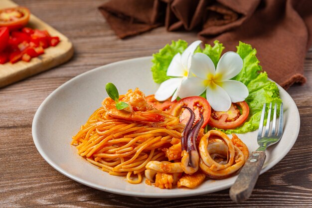 Espaguetis de mariscos con salsa de tomate Decorados con hermosos ingredientes.