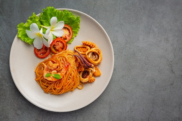 Espaguetis de mariscos con salsa de tomate Decorados con hermosos ingredientes.