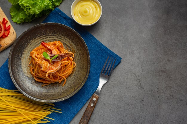 Espaguetis de mariscos con salsa de tomate Decorados con hermosos ingredientes.