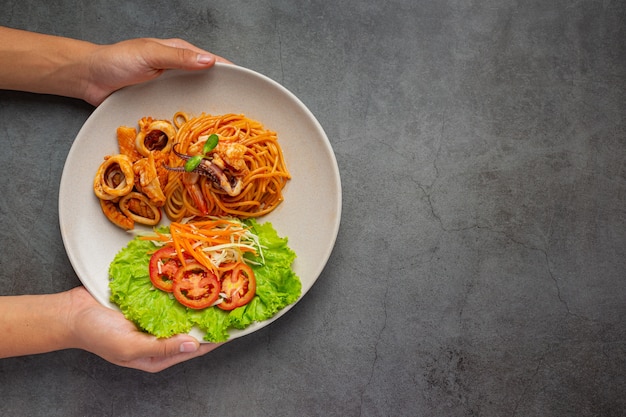 Espaguetis de mariscos con salsa de tomate Decorados con hermosos ingredientes.