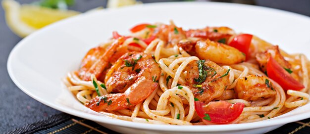 Espaguetis de pasta con camarones, tomate y perejil. Comida saludable. Comida italiana.