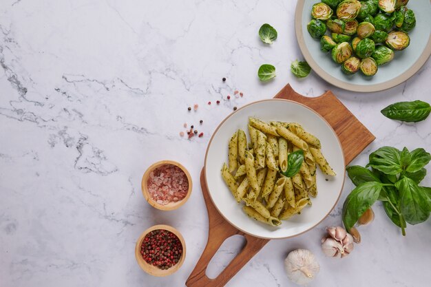 Espaguetis de pasta con crema de calabacín y albahaca y queso. Vista superior de la mesa de piedra.