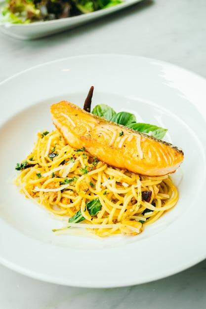 Espaguetis y pasta con filete de salmón