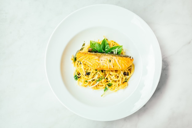 Espaguetis y pasta con filete de salmón