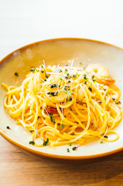 Espaguetis y pasta con gambas y salsa