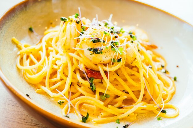 Espaguetis y pasta con gambas y salsa