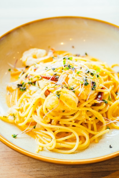 Espaguetis y pasta con langostinos y salsa.