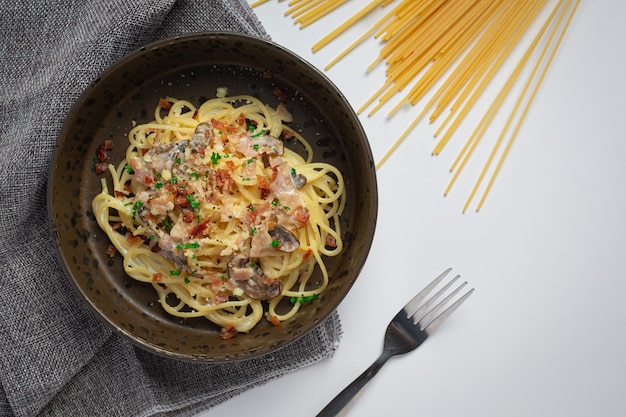 Espaguetis de pasta sobre fondo blanco.