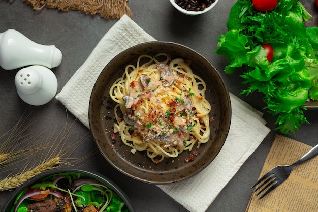 Espaguetis de pasta sobre fondo oscuro