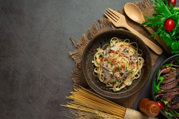 Espaguetis de pasta sobre fondo oscuro