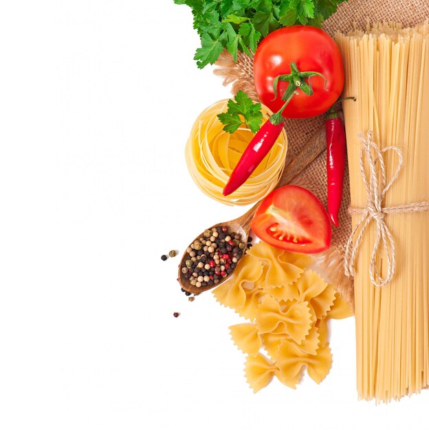 Espaguetis de pasta, verduras, especias aisladas en blanco