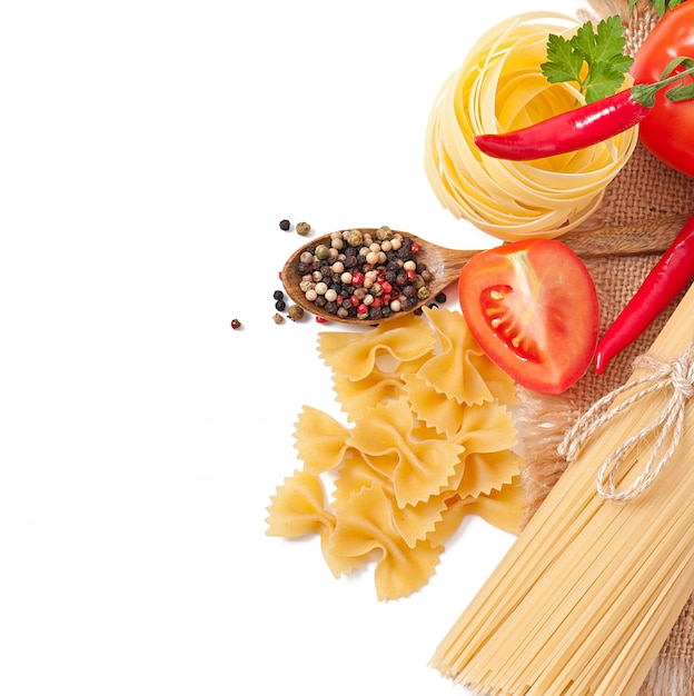 Espaguetis de pasta, verduras, especias aisladas en blanco