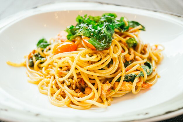 Espaguetis picantes y pasta con salmón.