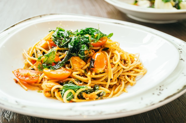 Espaguetis picantes y pasta con salmón.