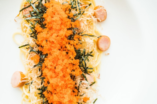 Espaguetis con salchicha, huevo de camarón, algas, calamar seco en la parte superior
