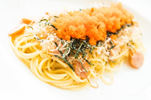Espaguetis con salchicha, huevo de camarón, algas, calamar seco en la parte superior