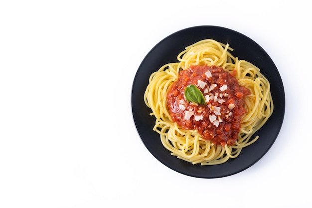 Espaguetis con salsa boloñesa aislado sobre fondo blanco.
