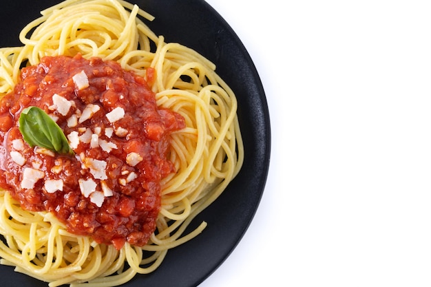 Espaguetis con salsa boloñesa aislado sobre fondo blanco.