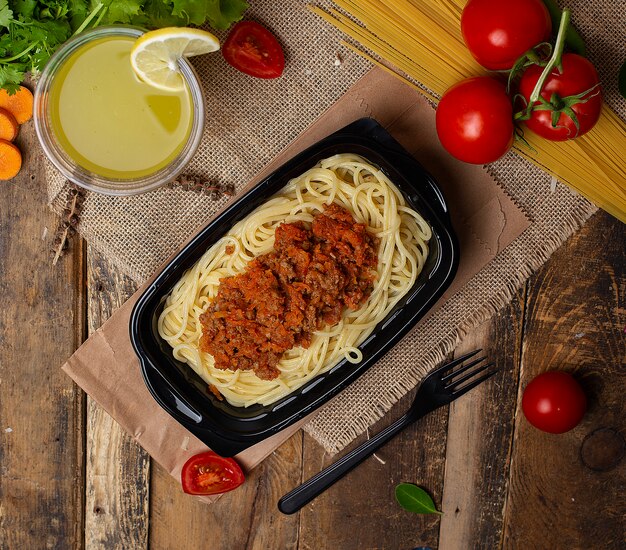 Espaguetis con salsa boloñesa de carne de res en una sartén negra