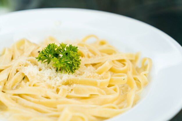 Espaguetis con salsa de crema