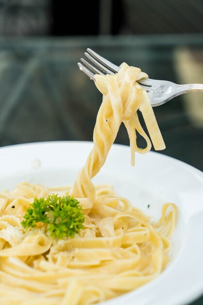 Espaguetis con salsa de crema