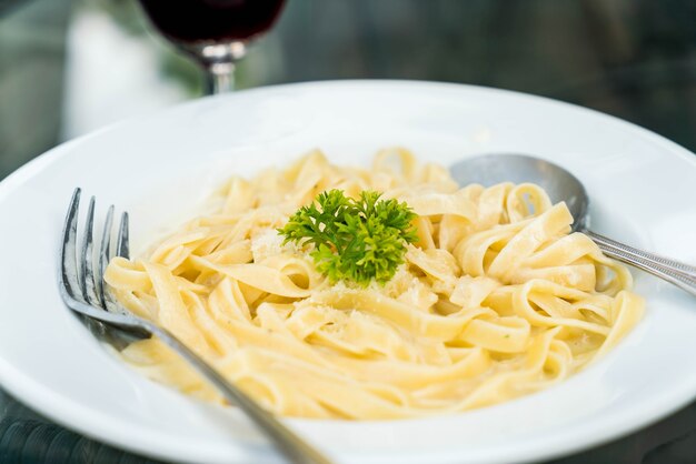 Espaguetis con salsa de crema