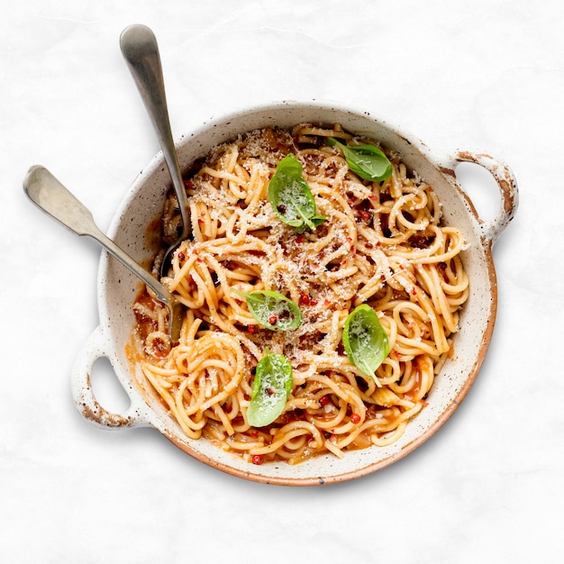 Espaguetis con salsa de tomate marinara cubiertos con parmesano y albahaca