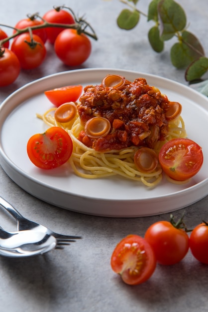 Foto gratuita espaguetis con salsa de tomate y salchicha