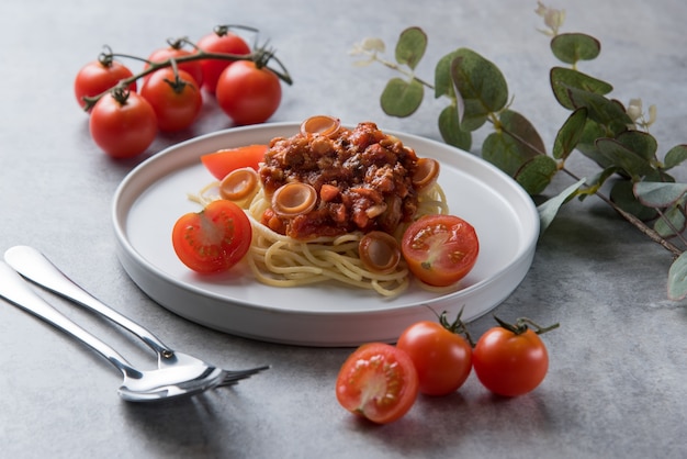 Espaguetis con salsa de tomate y salchicha