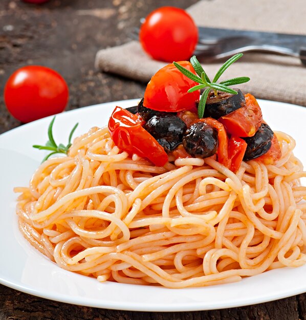 Espaguetis con tomate y aceitunas