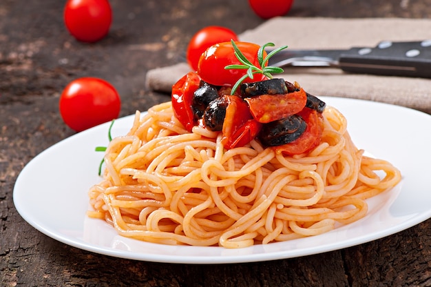 Espaguetis con tomate y aceitunas