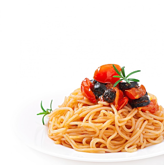 Espaguetis con tomate y aceitunas