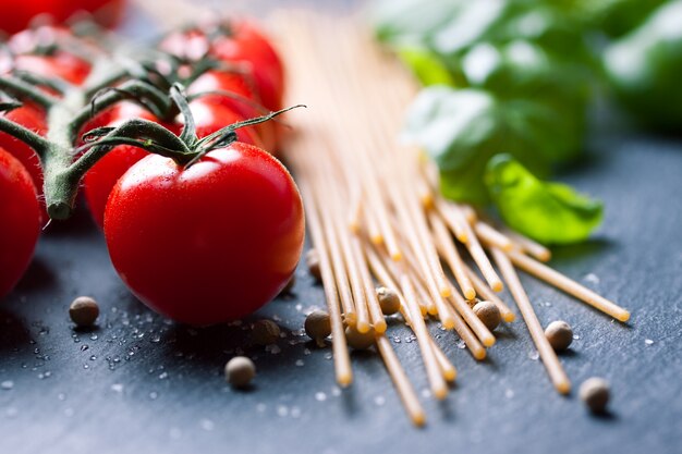 Espaguetis con tomates naturales