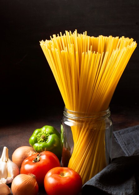 Espaguetis y tomates de vista frontal