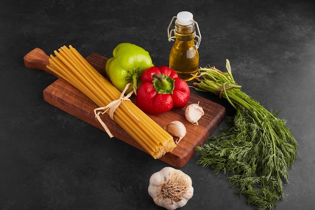 Foto gratuita espaguetis con verduras alrededor.