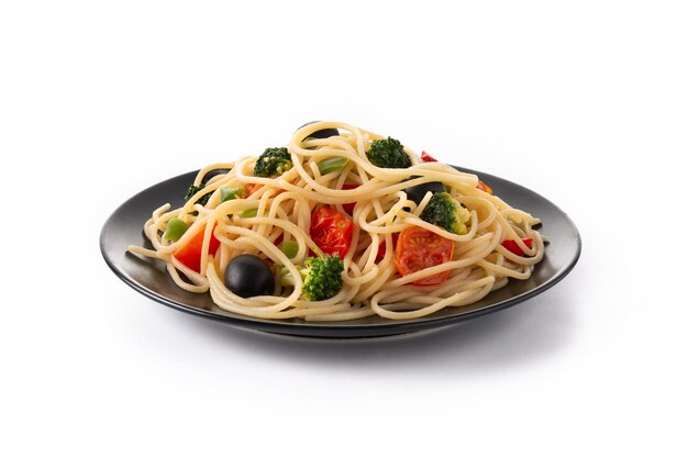 Espaguetis con verduras, brócolito, tomate, pimientos, aislados en fondo blanco