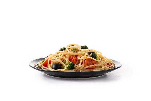 Espaguetis con verduras, brócolito, tomate, pimientos, aislados en fondo blanco