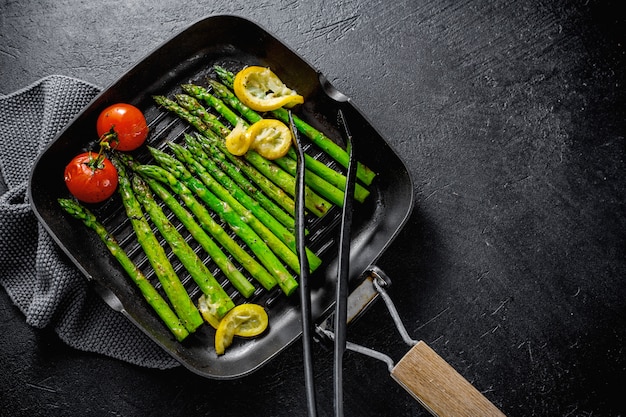 Espárragos a la parrilla en la sartén de la parrilla