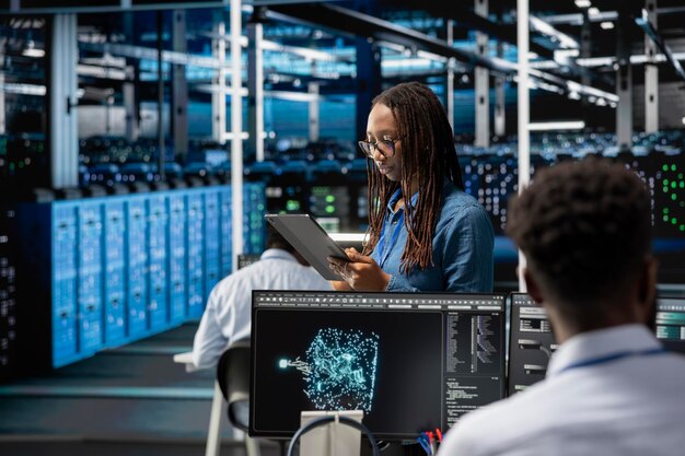 Especialista en centros de datos que utiliza algoritmos de aprendizaje profundo de IA en una tableta