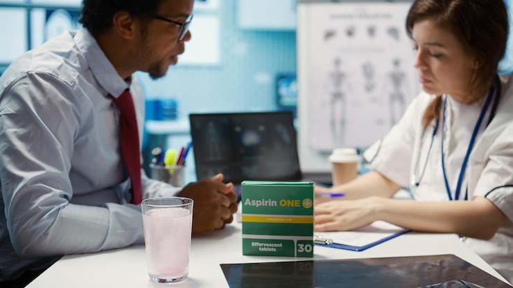 Foto gratuito especialista dando una vitamina efervescente al paciente en la oficina médica