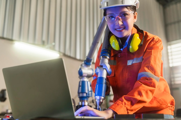 Especialista en ingeniería asiática con máquina de medición con brazo manipulador Medición de coordenadas tridimensionales Verificación de tamaños Verificación 3D de los tamaños de las piezas CMM después del proceso de mecanizado