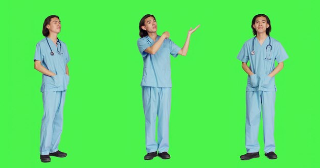 Especialista masculino haciendo publicidad comercial.